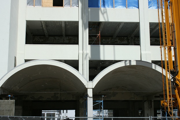 het gebouw na de reparatie van het beton